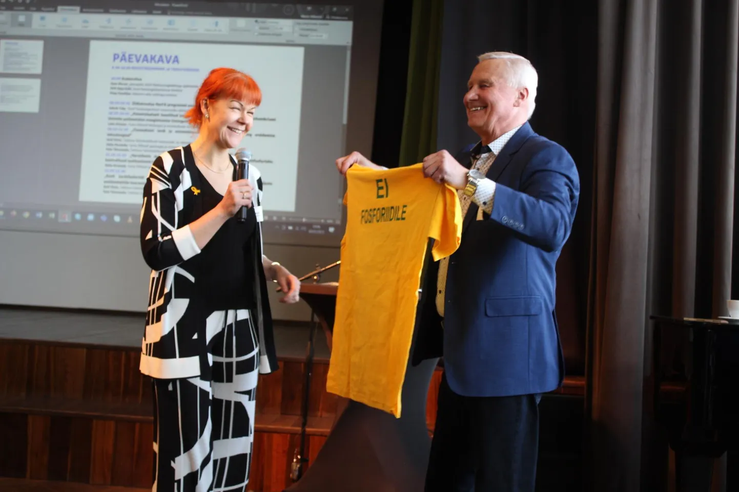 Üks seminari kõrghetkedest. Peep Vassiljev ulatab Sirli Sipp Kullile särgi kirjaga "Ei fosforiidile".