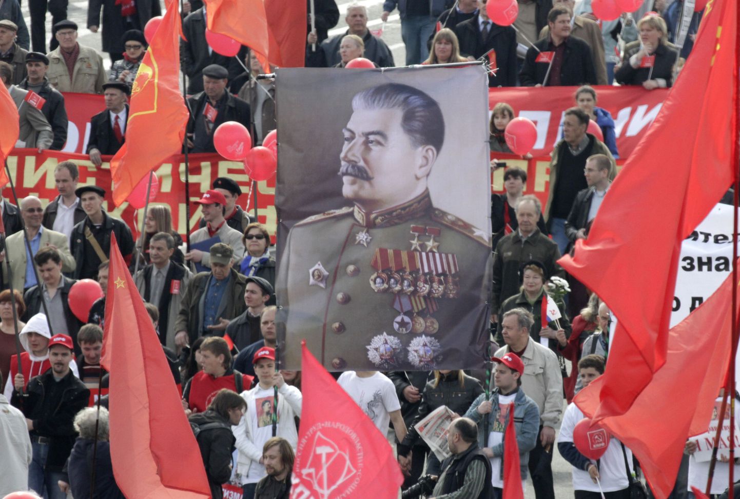 Kommunistide poolehoidjad Moskvas 1. mail. Esiplaanil Jossif Stalini portree.