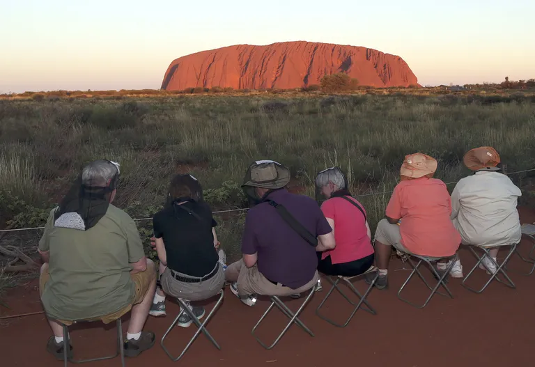 Turistid Uluru juures.