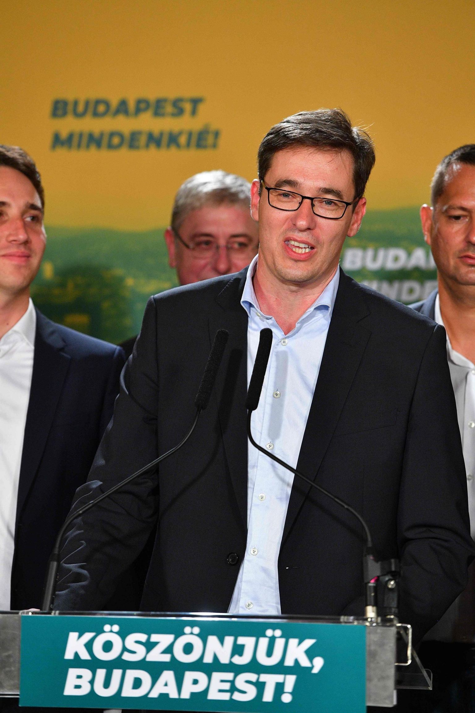Euroopa-meelset vasaktsentristi Gergely Karácsonyt toetas kampaanias Budapesti linnapeaks hulk eri ilmavaatega opositsiooniparteisid. 