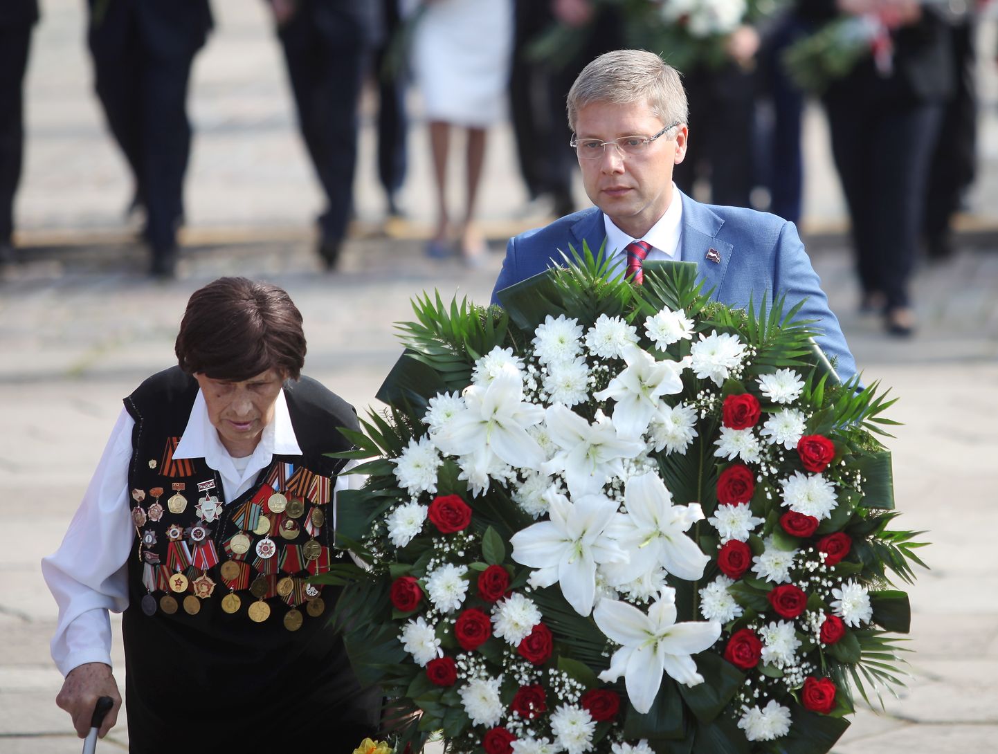 Экс-мэр Риги Нил Ушаков и ветеран Великой Отечественной войны возлагают венок к монументу Победы