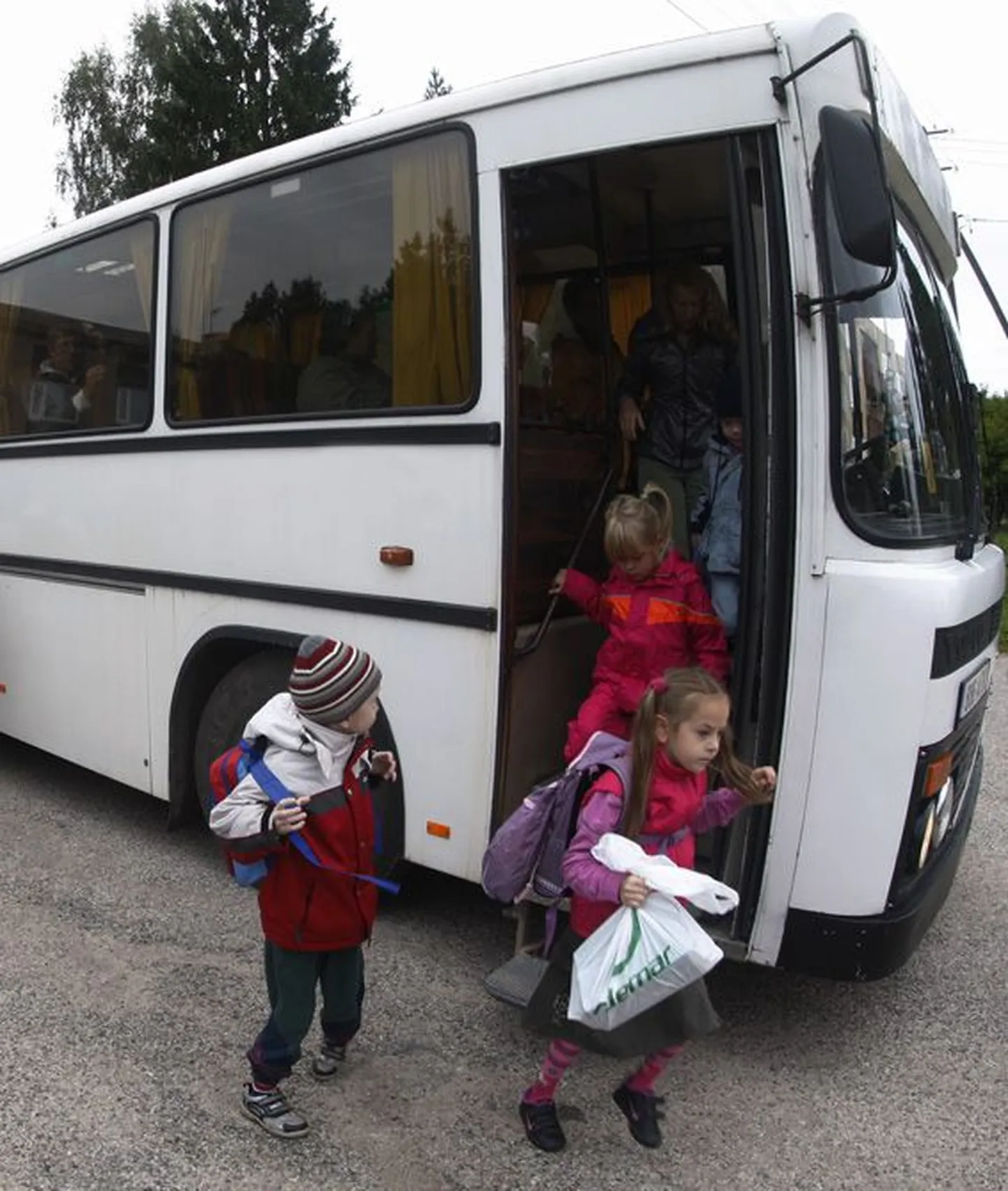 Koolibusside juhid peavad olema tähelepanelikud, et õpilased turvaliselt sihtkohta jõuaksid.