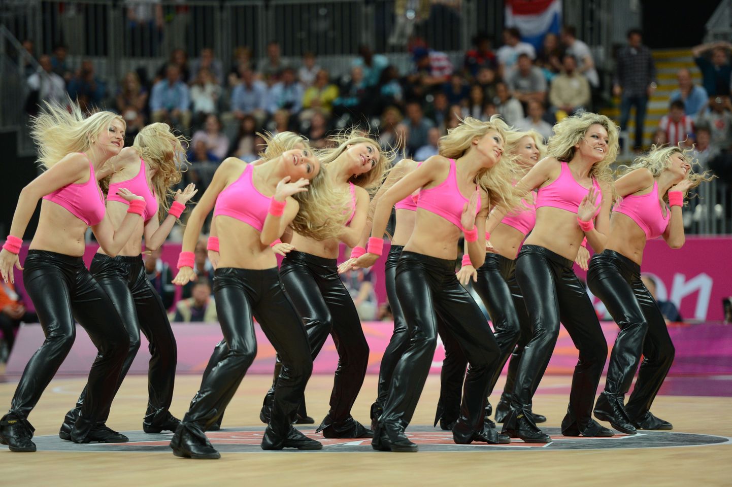 Londoni olümpiamängude korvpalliturniiril pakuvad pealtvaatajatele silmailu atraktiivsed tantsutüdrukud.