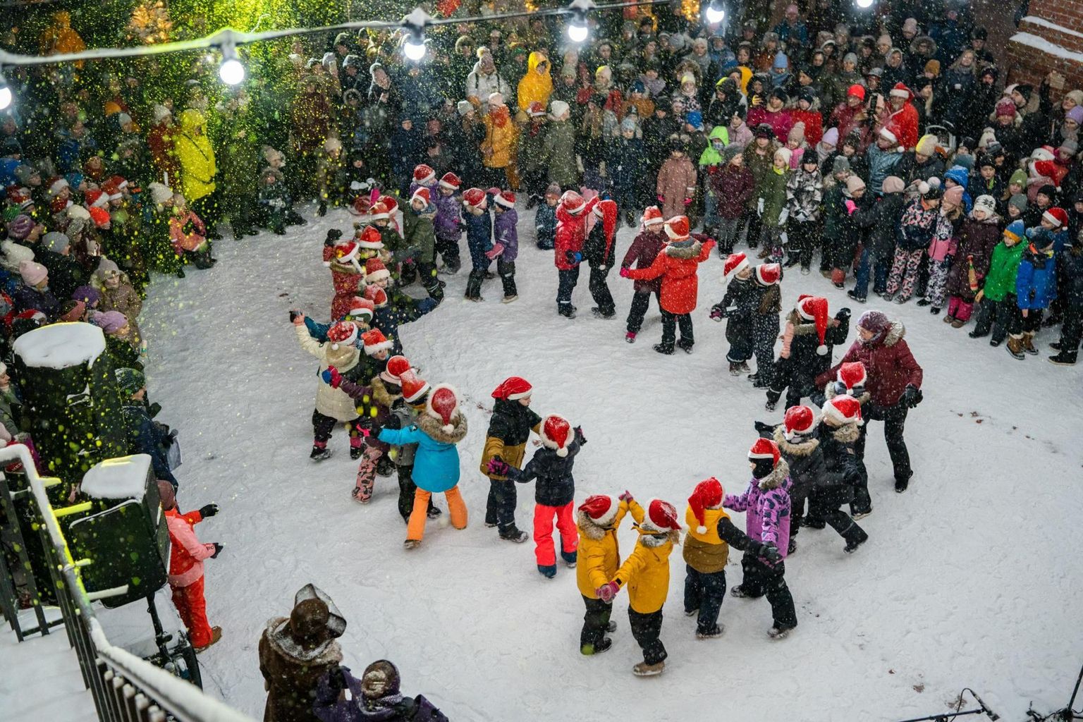 Pärnu Kuninga tänava põhikooli õuel kogu perele mõeldud jõulupeol sai nautida laulu ja tantsu ning teha hobusega saanisõitugi.