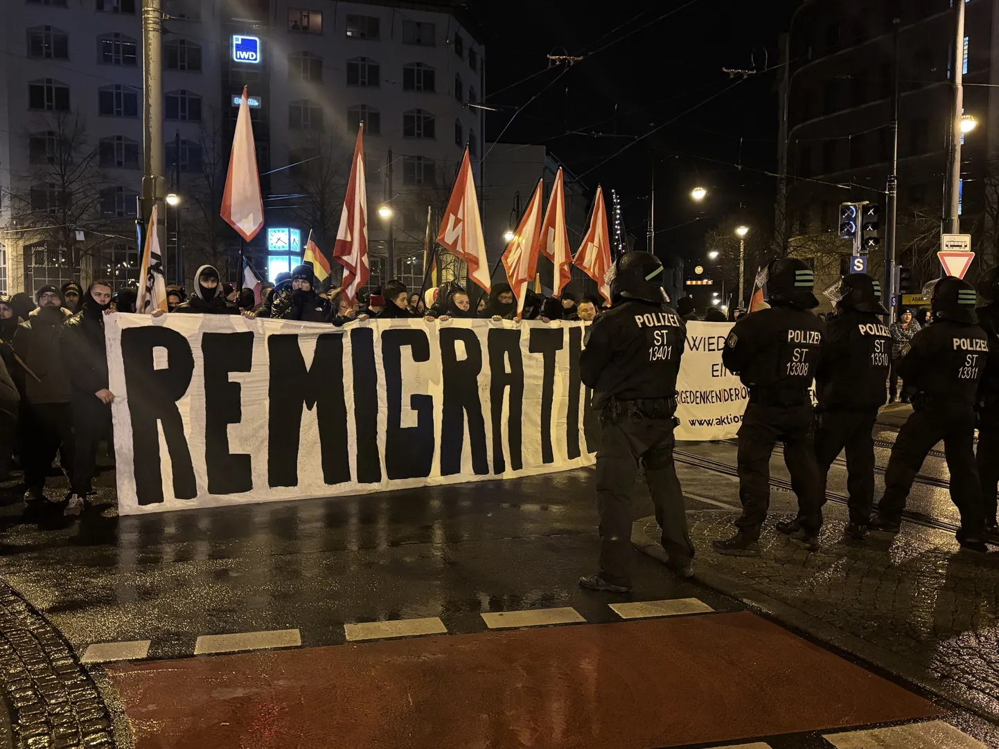 Плакат, призывающий к реэмиграции, на демонстрации немецких правых активистов в Магдебурге.