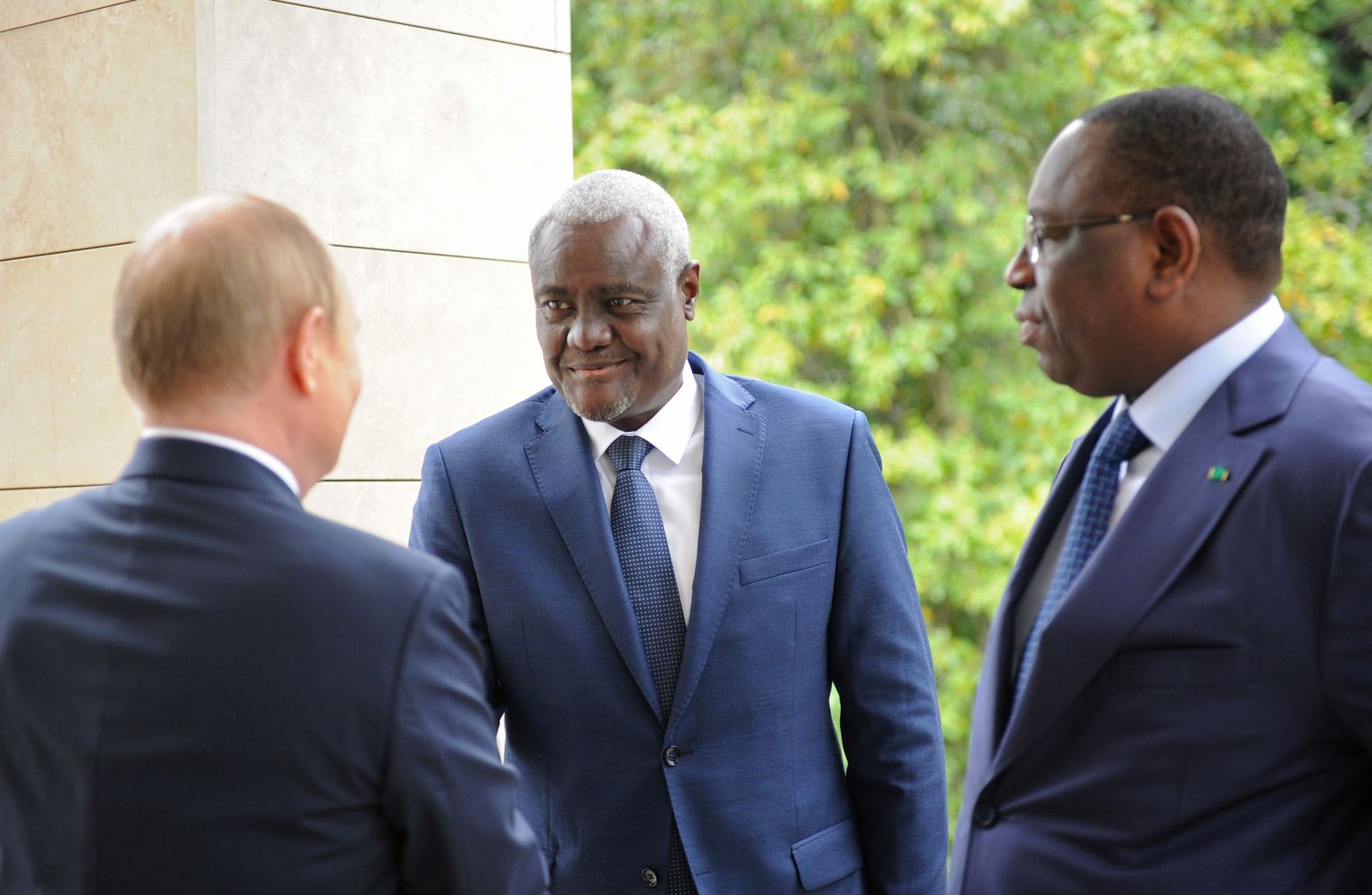 Vene president Vladimir Putin (seljaga) tervitab Aafrika Liidu komisjoni esimeest Moussa Faki Mahamati (keskel) ja Aafrika Liidu juhti ning Senegali riigipead Macky Salli juuni alguses Sotšis.