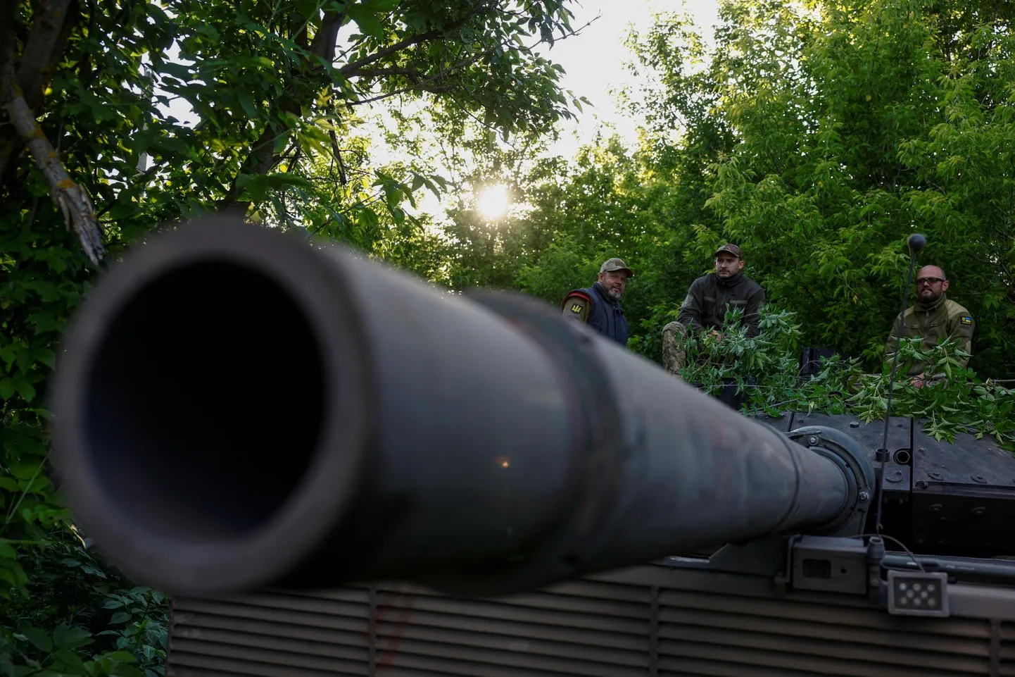 Ukraina 21. eraldiseisva mehhaniseeritud brigaadi sõjaväelased puhkavad Leopard 2A6 tankil peale õppusi Donetski oblastis.