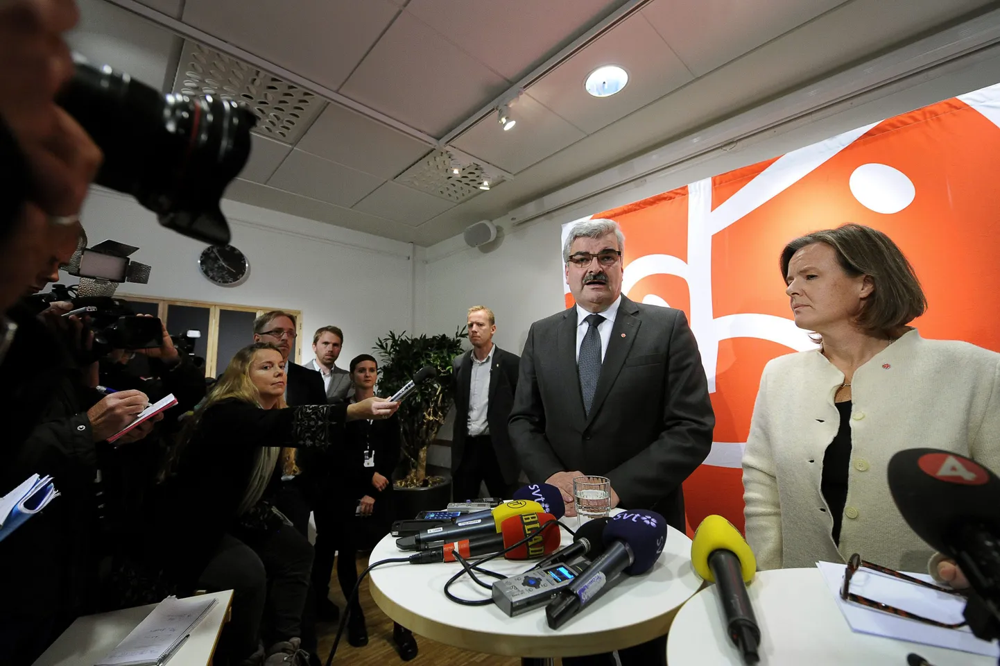 Sotsiaaldemokraatide liider Håkan Juholt koos erakonna sekretäri Carin Jamtiniga ühisel pressikonverentsil.