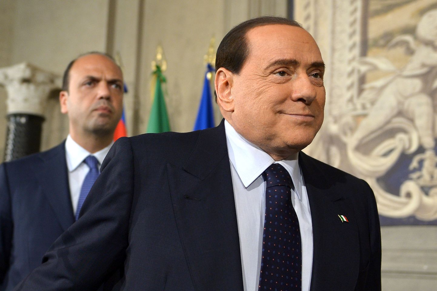 Itaalia ekspreminister Silvio Berlusconi (paremal) ja tema paremtsentristliku bloki Vabaduse Rahvas peasekretär Angelino Alfano täna Roomas ajakirjanikega kohtumas.