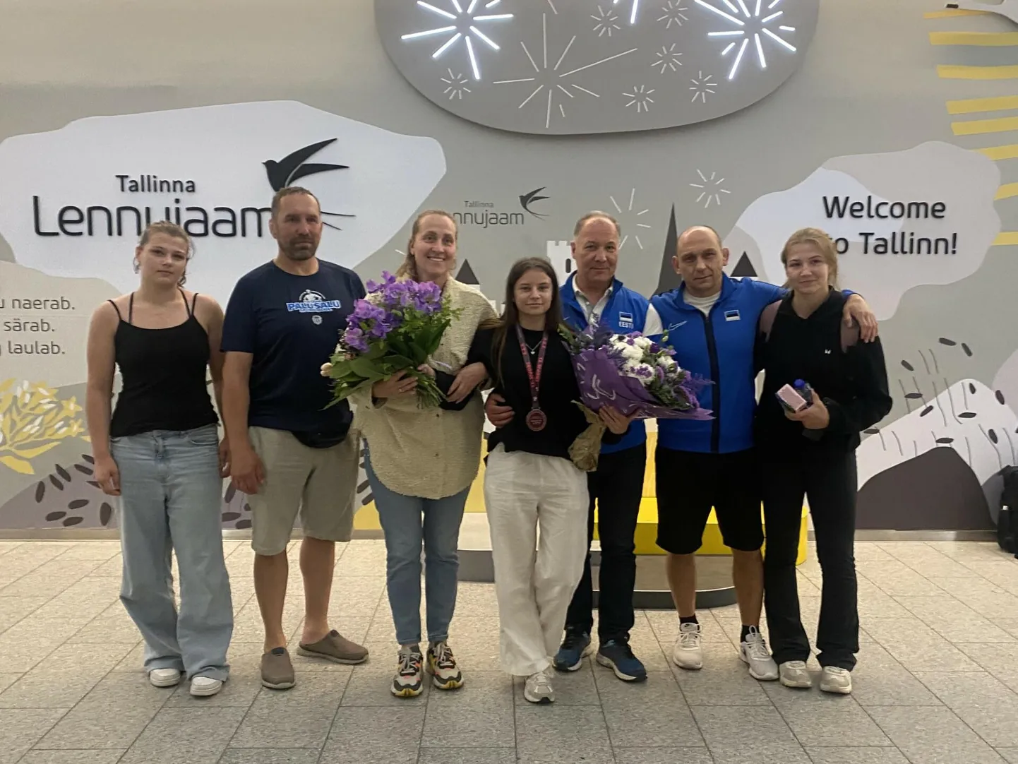 Viljandi spordikoolis treeniv ja viimase aasta jooksul Jakobsoni koolis õppinud Polina Timsina (keskel medaliga) tuli alla 17-aastaste vabamaadluse Euroopa meistrivõistlustel Põhja-Makedoonias hõbemedalile kehakaalus alla 40 kilogrammi. Ülesvõte on tehtud Tallinna lennujaamas.