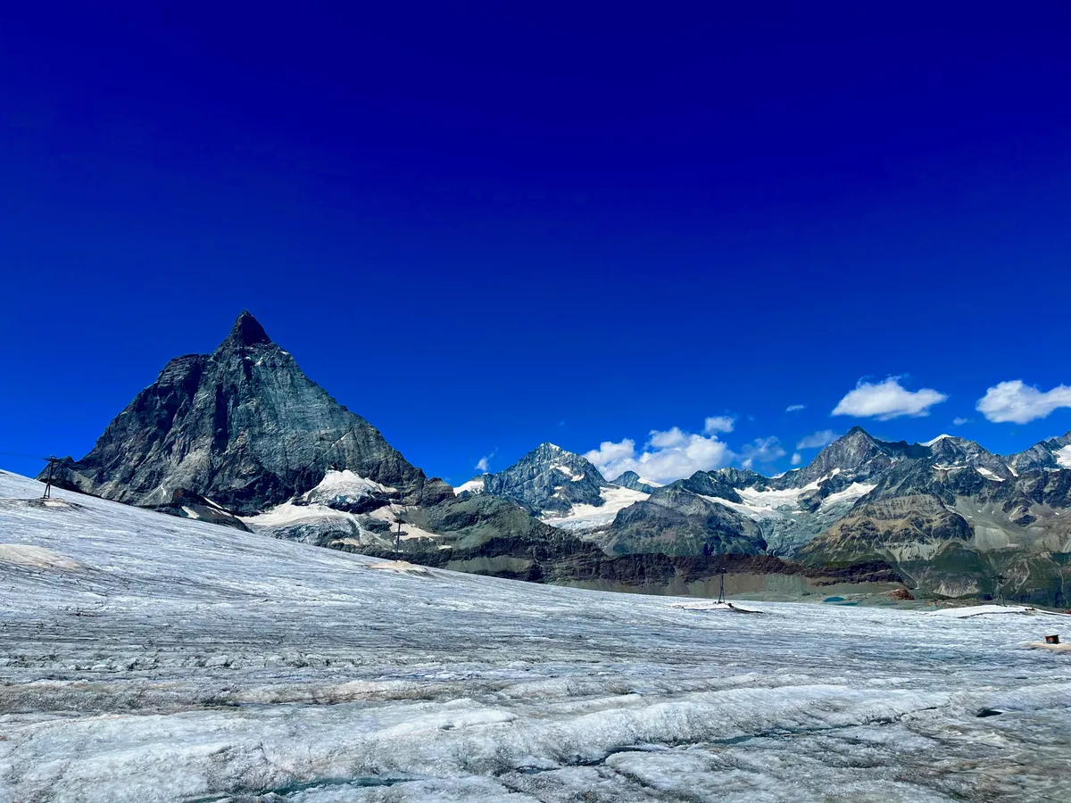 Kes ei teaks maailmakuulsat Toblerone'i mäge? Matterhorn on kõige äratuntavama siluetiga just Šveitsi poolelt vaadatuna.