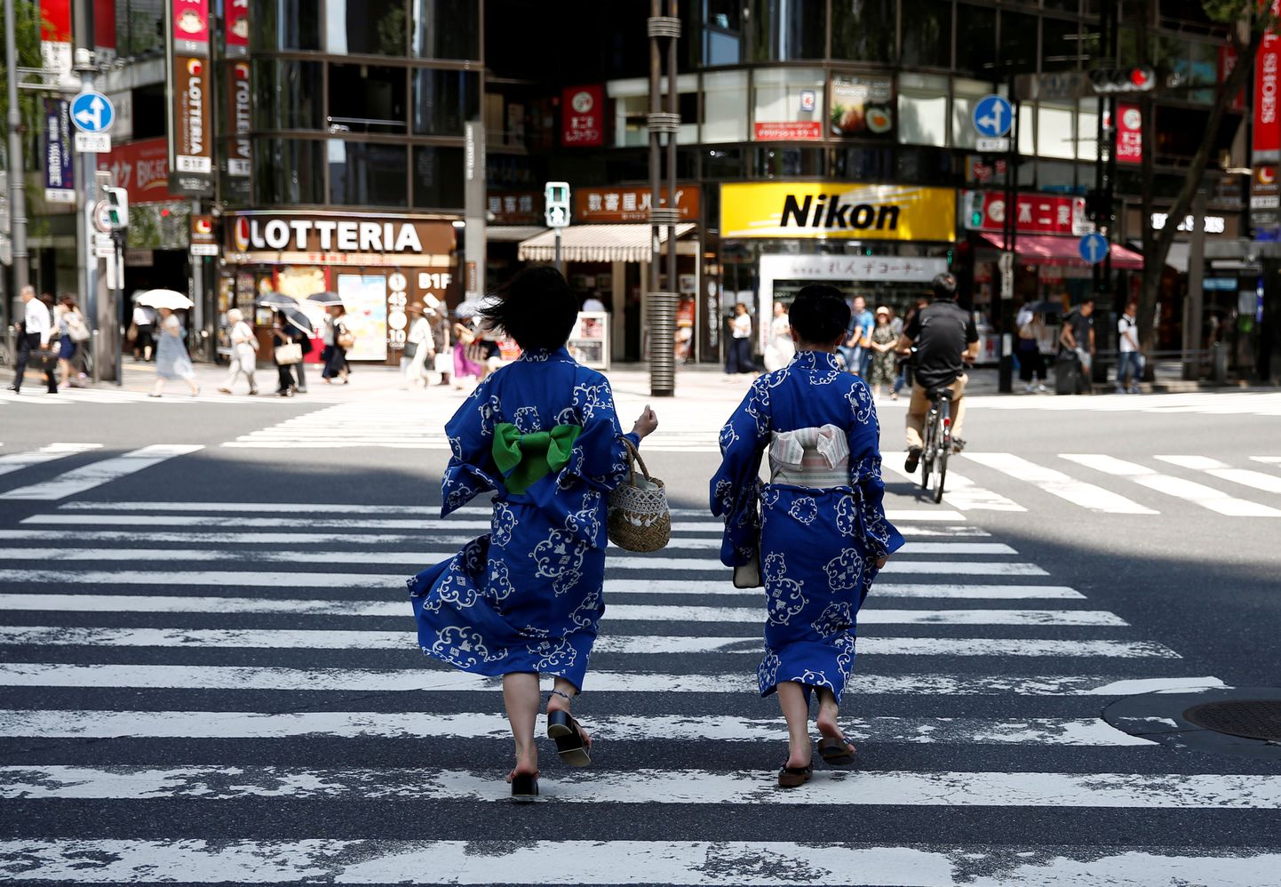 Yukatat kandvad naised Tokyo suvekuumuses.