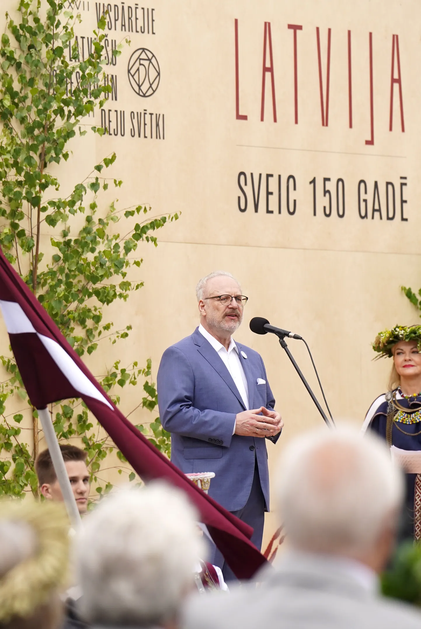 Президент Латвии Эгил Левитс на церемонии открытия шествия участников Праздника песни и танца.