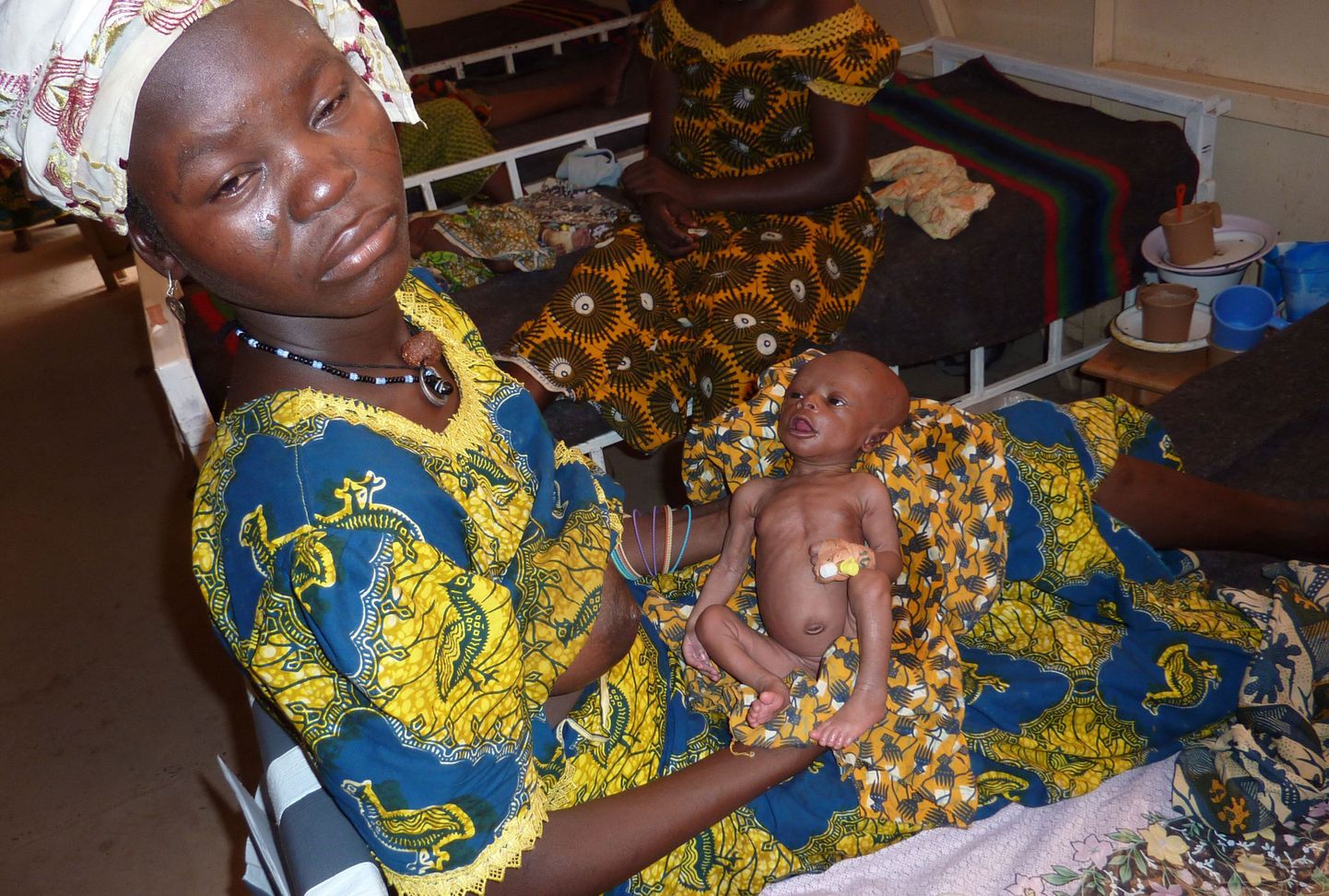 Nigeri naine alatoidetud ja malaarias lapsega.