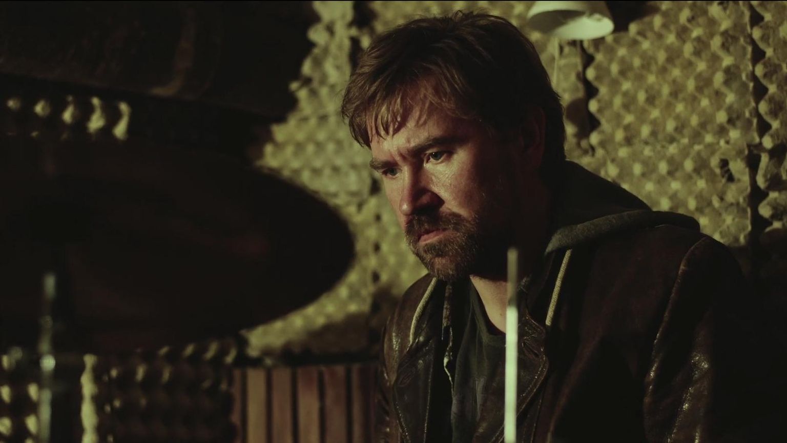 Indrek Ojari kehastab filmis «Rain» omadega puntras Eesti meest, kes üritab oma ängist läbi murda munarestidega vooderdatud keldris trumme tagudes.