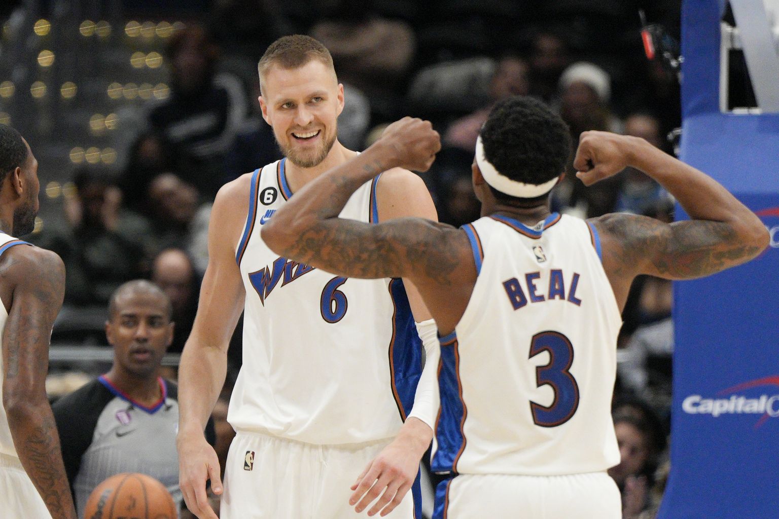 NBA spēlētāji Kristaps Porziņģis un Bredlijs Bīls