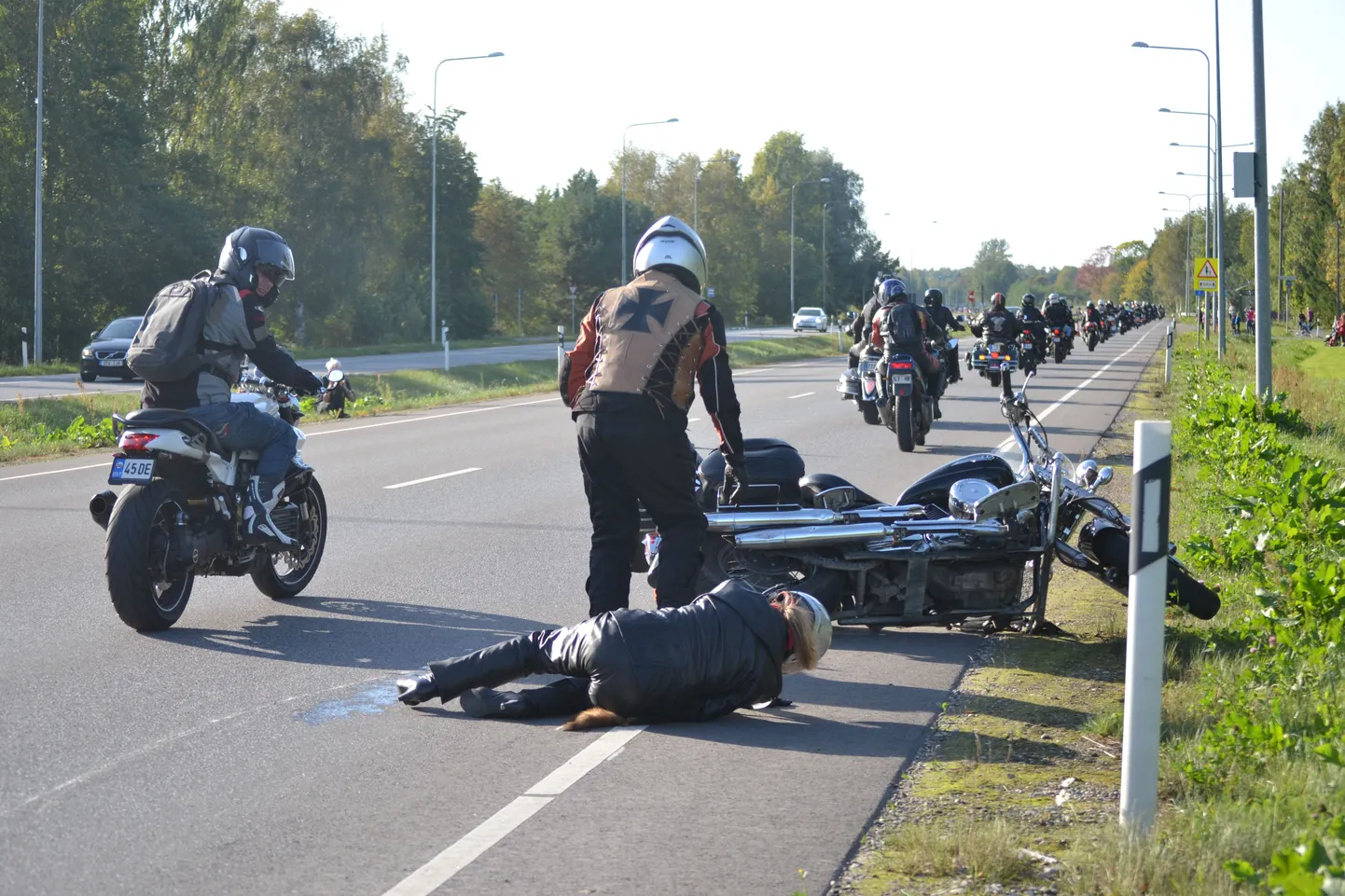 Pärnusse mootorratturite hooaega lõpetama tulnud lõunanaabrite paraadsõidu lõpetas Haapsalu maanteel Papsaares õnnetu kukkumine.
