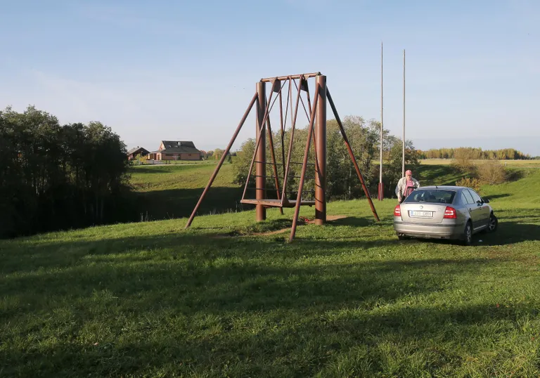 Mõisanurme külamees Toivo käis esmaspäeval kiigeplatsil oma autot puhastamas.