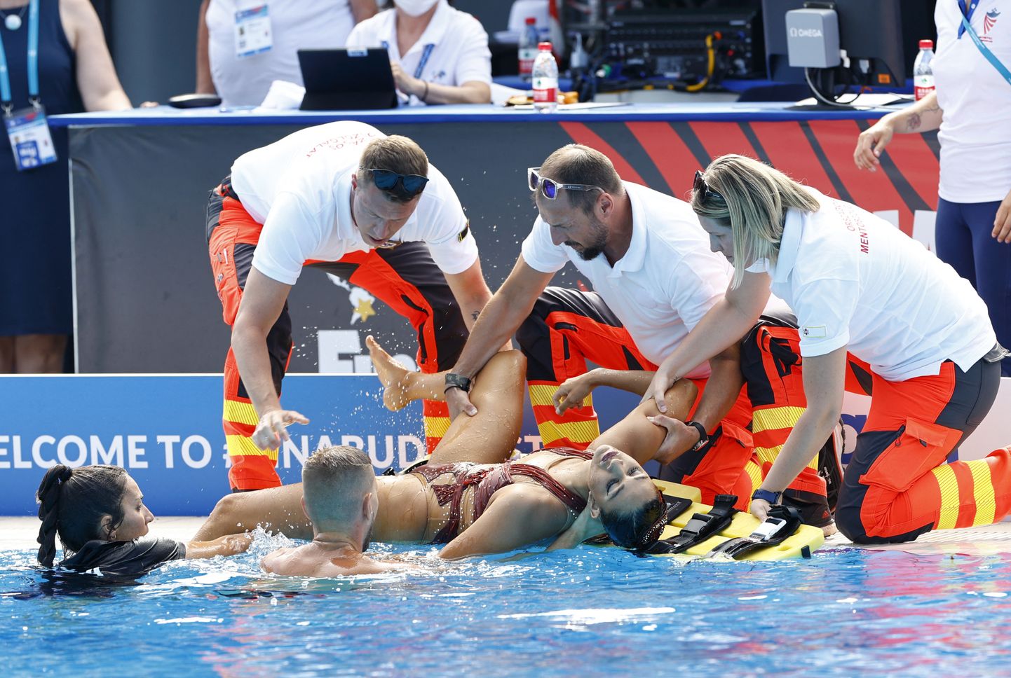 Ameeriklanna Anita Alvarez kaotas ujumise MMil teadvuse ja vajas meedikute abi.