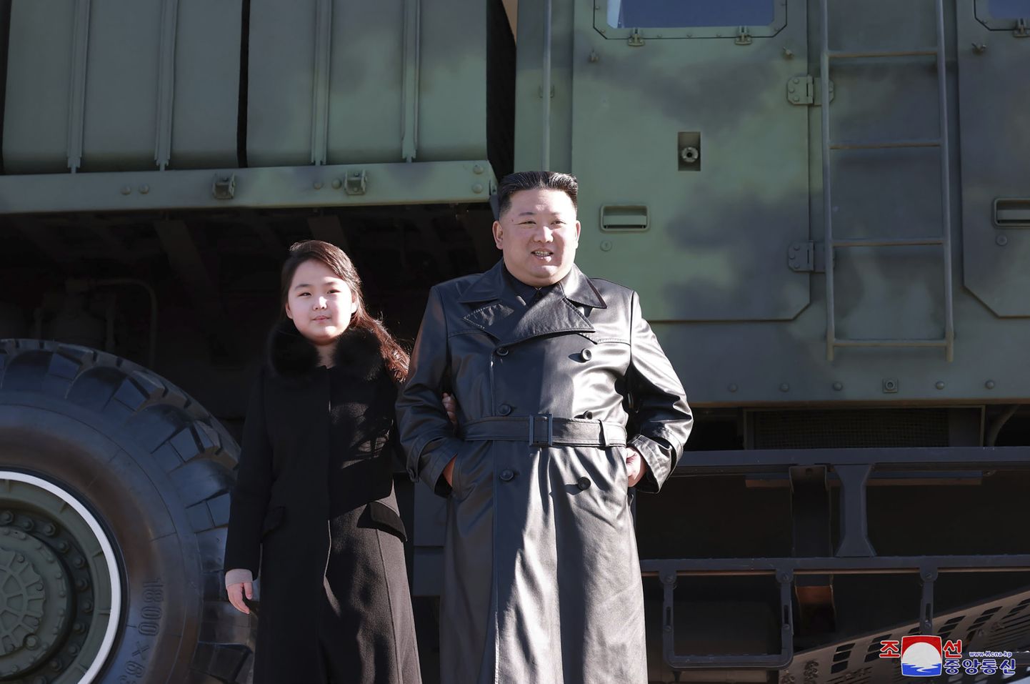 Põhja-Korea liider Kim Jong-un (paremal) oma tütrega