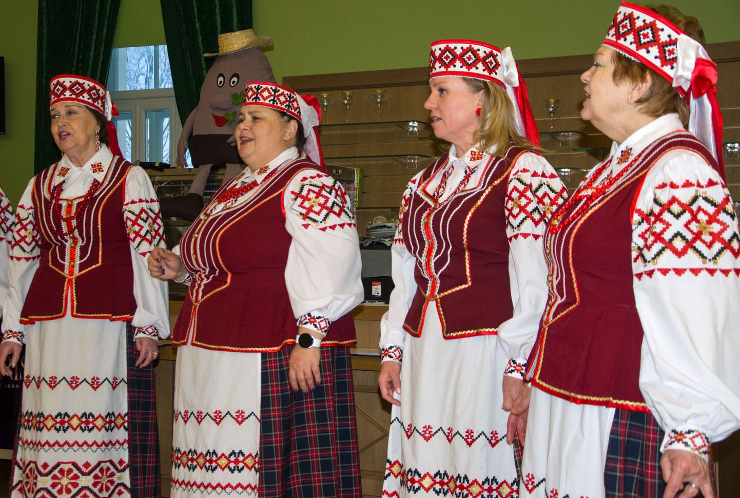 Narva valgevene selts Sjabrõ toob värskete meretuulte linna lisaks lauludele ka näituse.
