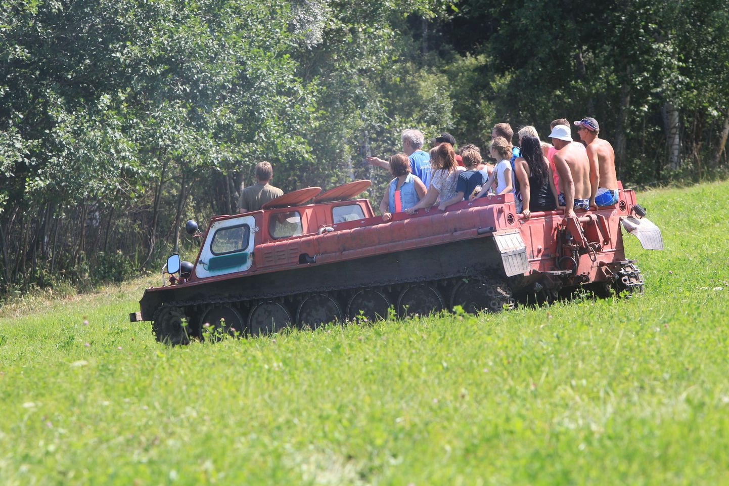 Hetk eelmise suve heategevast sündmusest, mil Tartu Off-road Klubi lastele vägeva maastikupäeva korraldas.