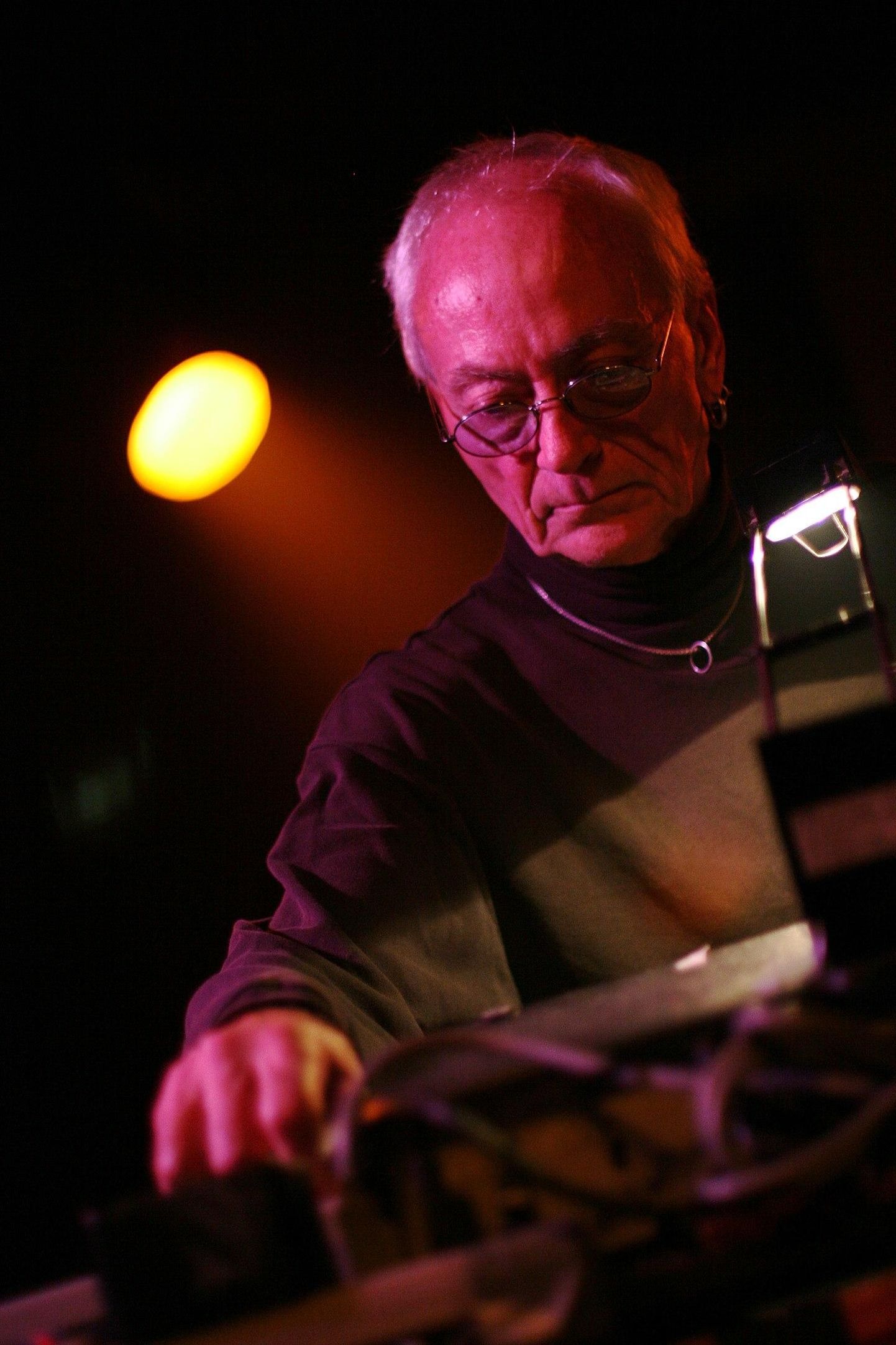 Simeon Coxe esinemas Silver Applesiga Barcelonas 2008. aastal.