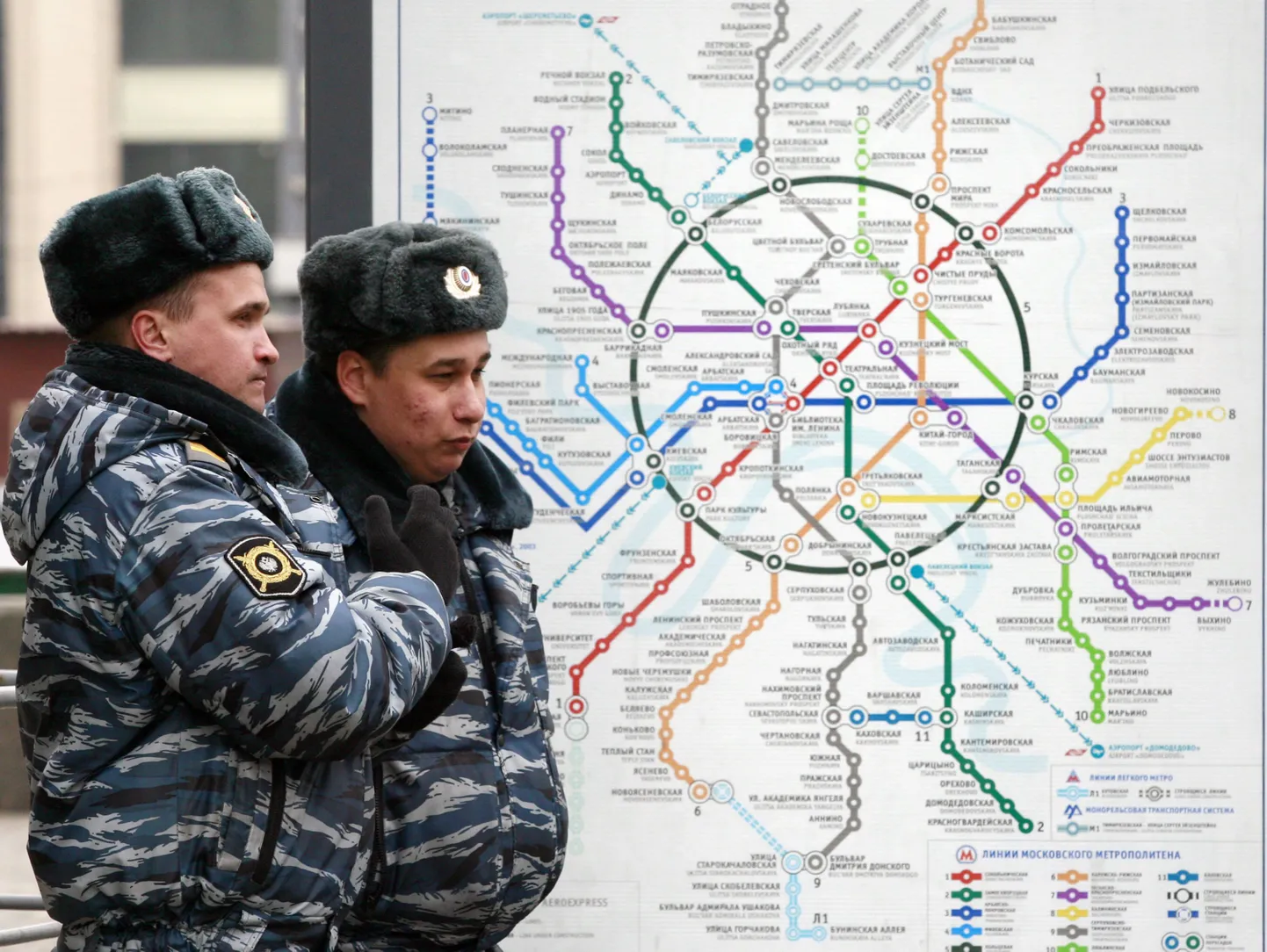 Miilitsad Moskva metroo skeemi juures.