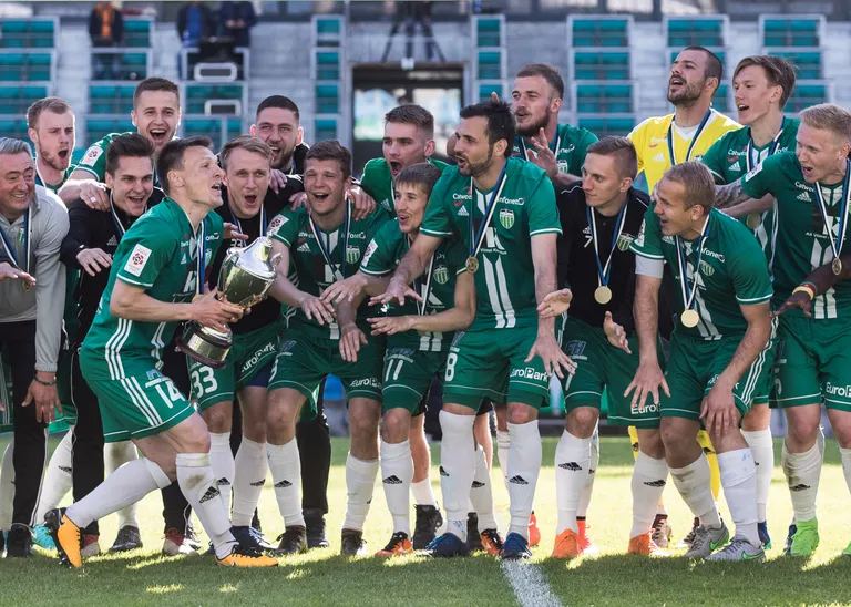 FCI Levadia kapten Dmitri Kruglov ja meeskond juubeldamas võidetud Evald Tipneri karikaga.