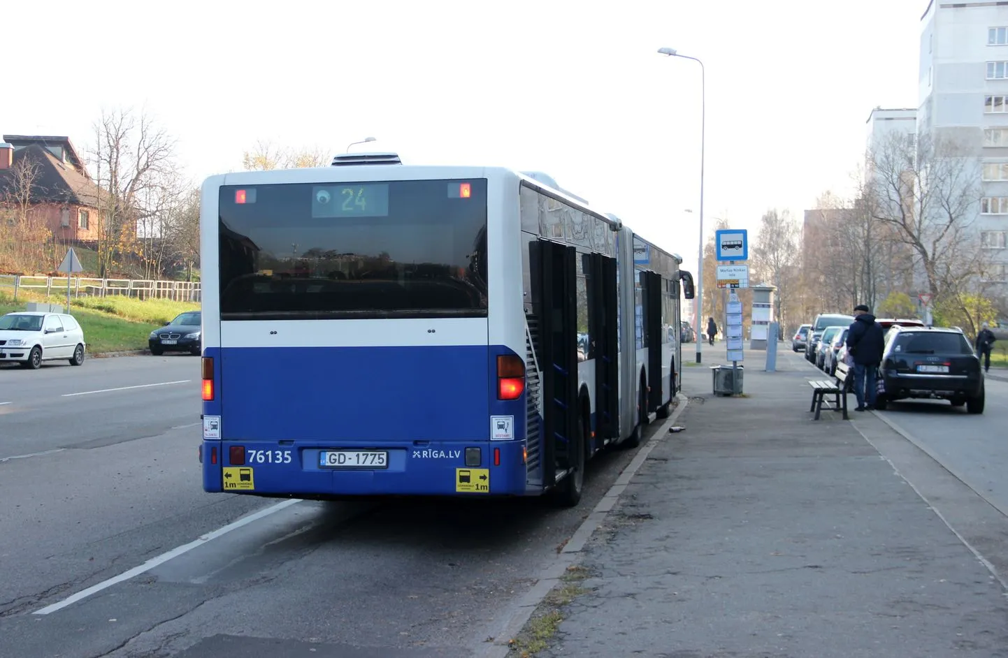 Автобус на остановке в Риге.