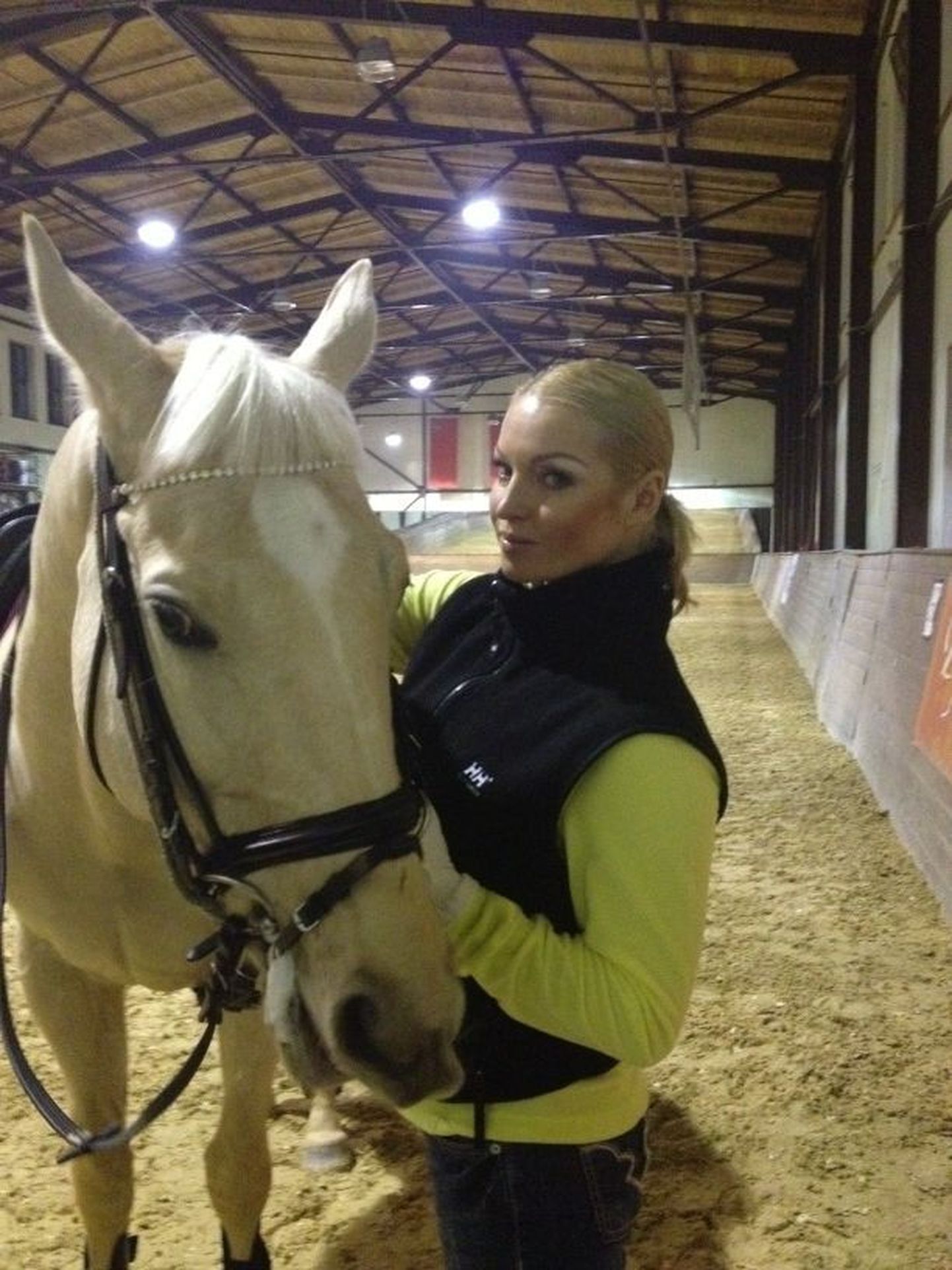 Анастасия Волочкова с конем Жолтиком