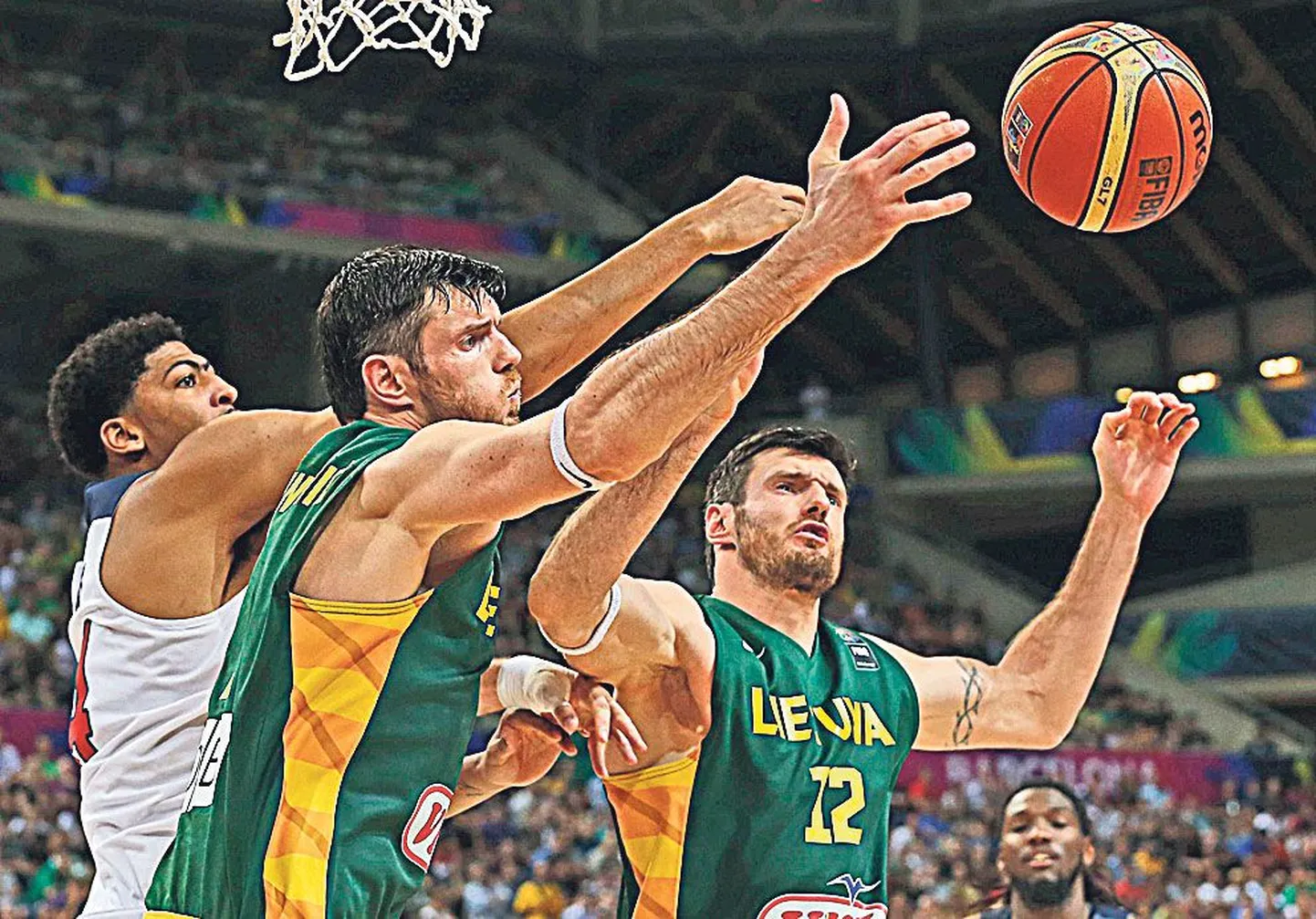 Leedu kaksikutest vanameistrid Darjus (keskel) ja Kšištof Lavrinovic ei suutnud seekord koos kaaslastega Anthony Davisele ja teistele ameeriklastele vastu saada.
