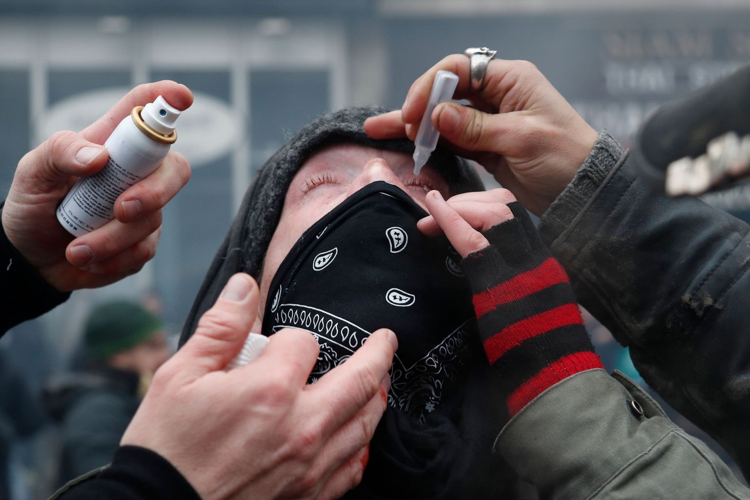 Protesti Francijā; policija izmanto asaru gāzi. 