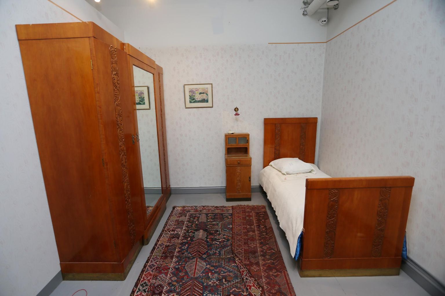 Näitusele sisustatud magamistoas on Tartus tisleritööna valminud mööblikomplekt.
