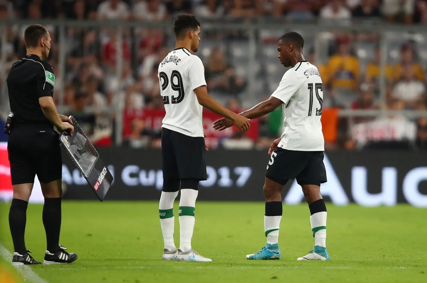 Daniel Sturridge (vasakul) väljakult lahkumas.