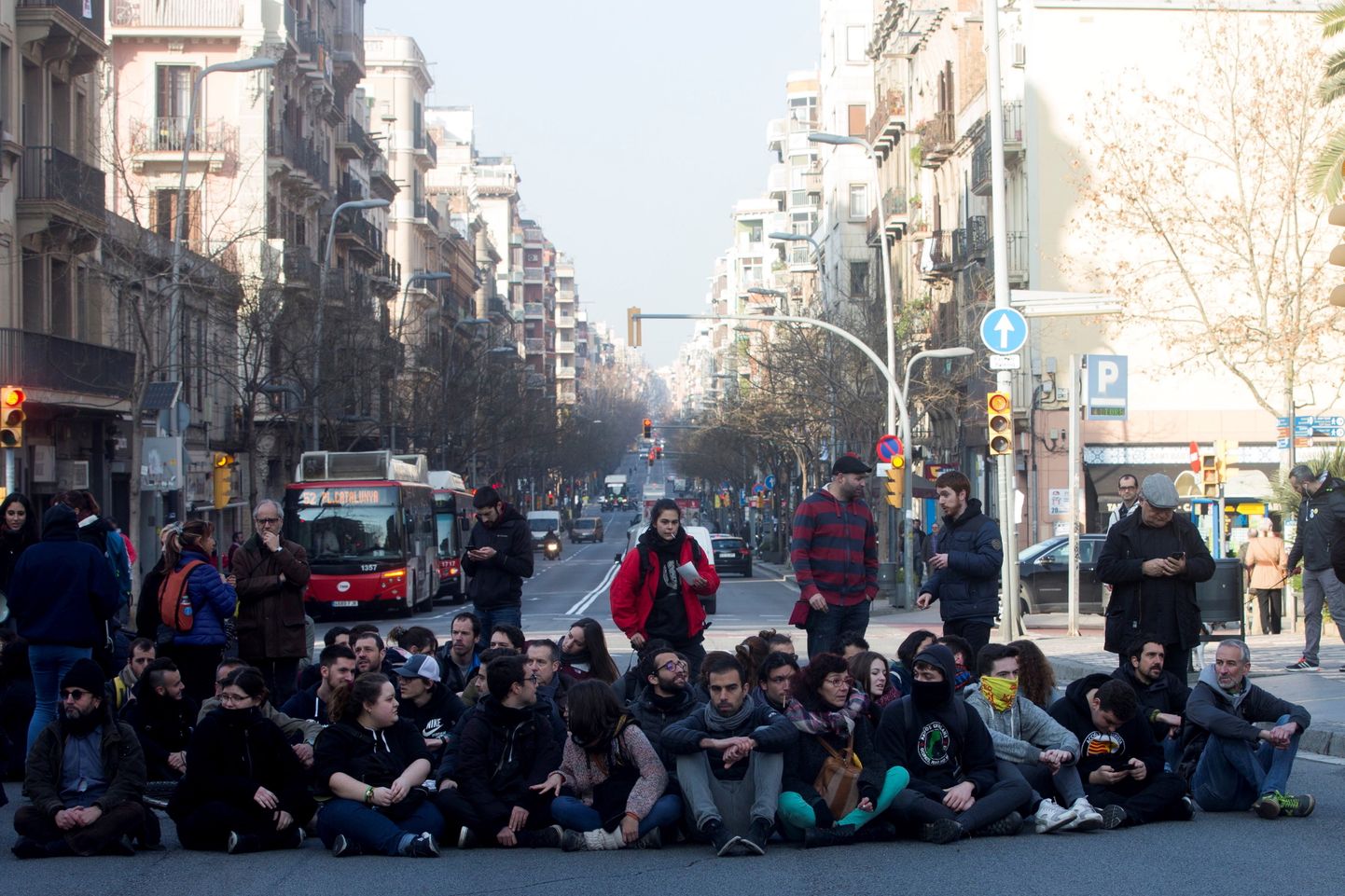 Ar ceļu blokādi Katalonijā sākas streiks pret separātistu līderu tiesu