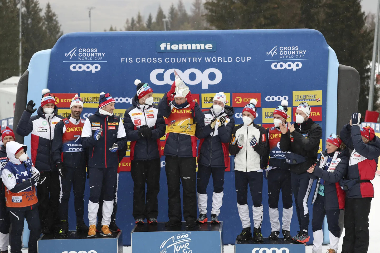 Norra suusakoondis tähistamas Johannes Hösflot Kläbo võitu Tour de Skil.