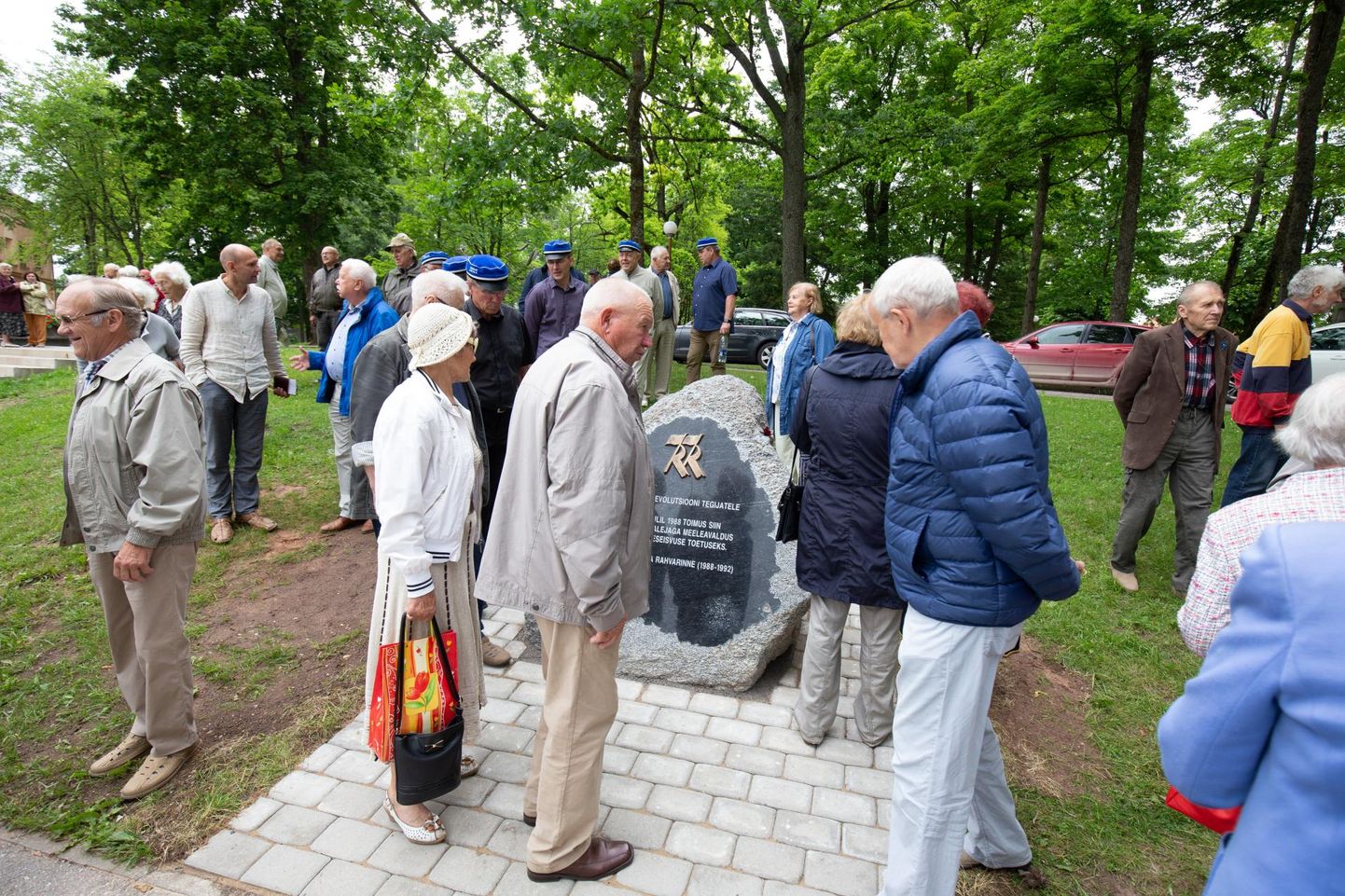 Kolmekümne aasta tagust palavat suve meenutava mälestuskivi avamisele olid tulnud paljud Sakalamaa Rahvarinde kunagised eestvedajad.