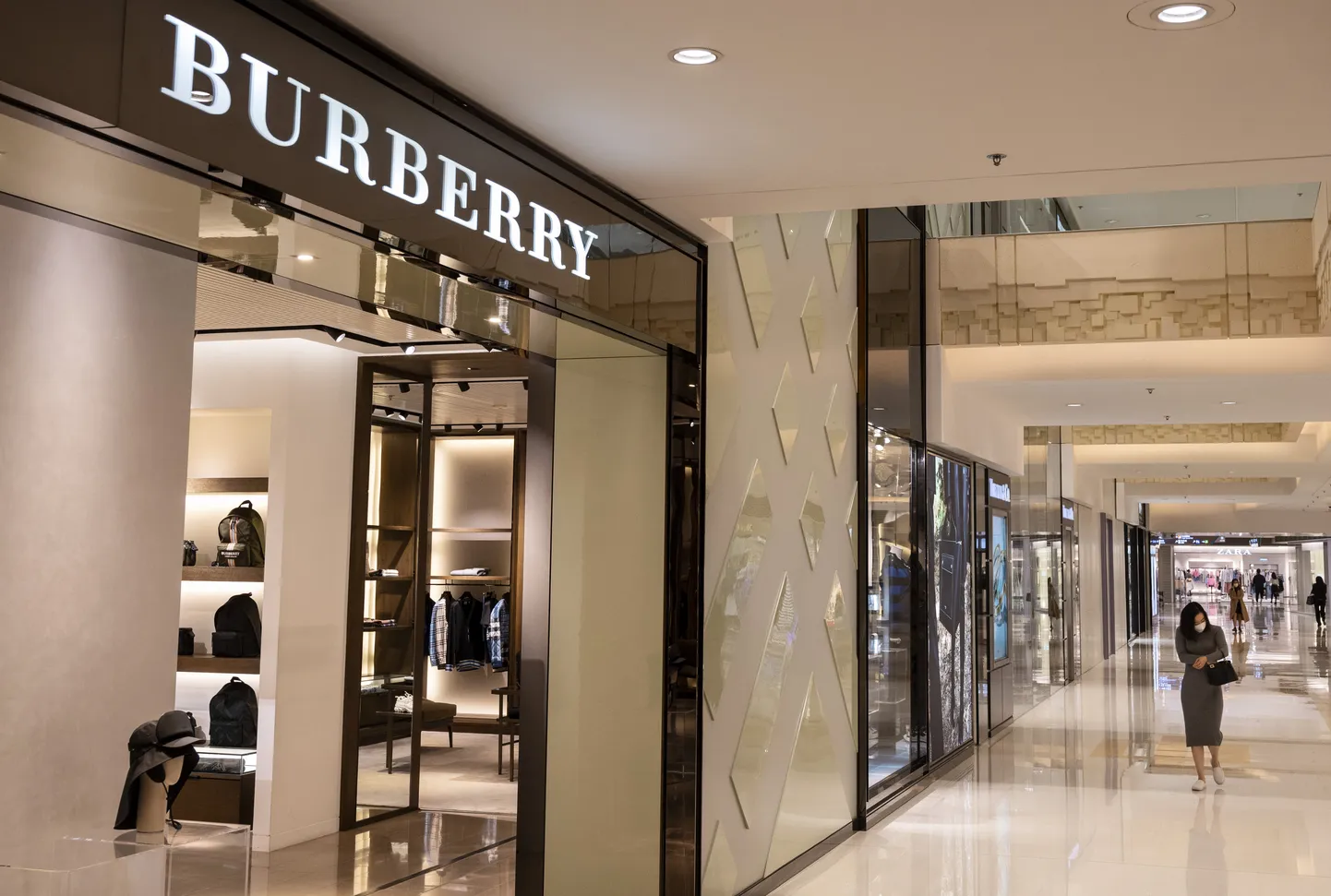Apranga müüb lisaks omatoodangule ka Burberry tooteid