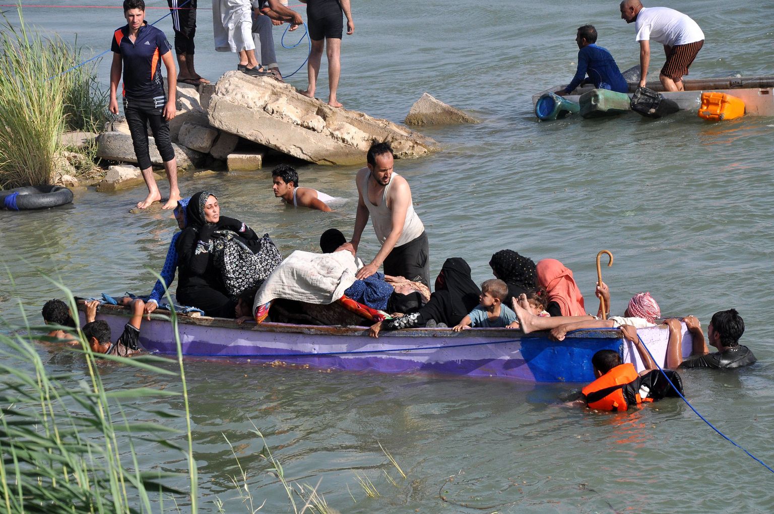 Fallujah põgenikud Eufrati jõel ja kallastel
