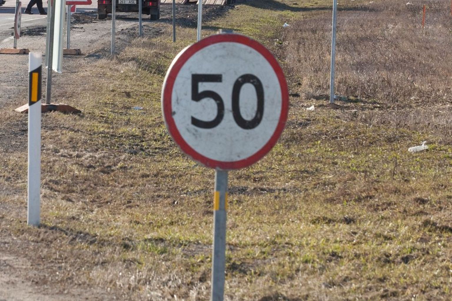 Kiirusepiirangut tähistav liiklusmärk. Foto on illustreeriv.