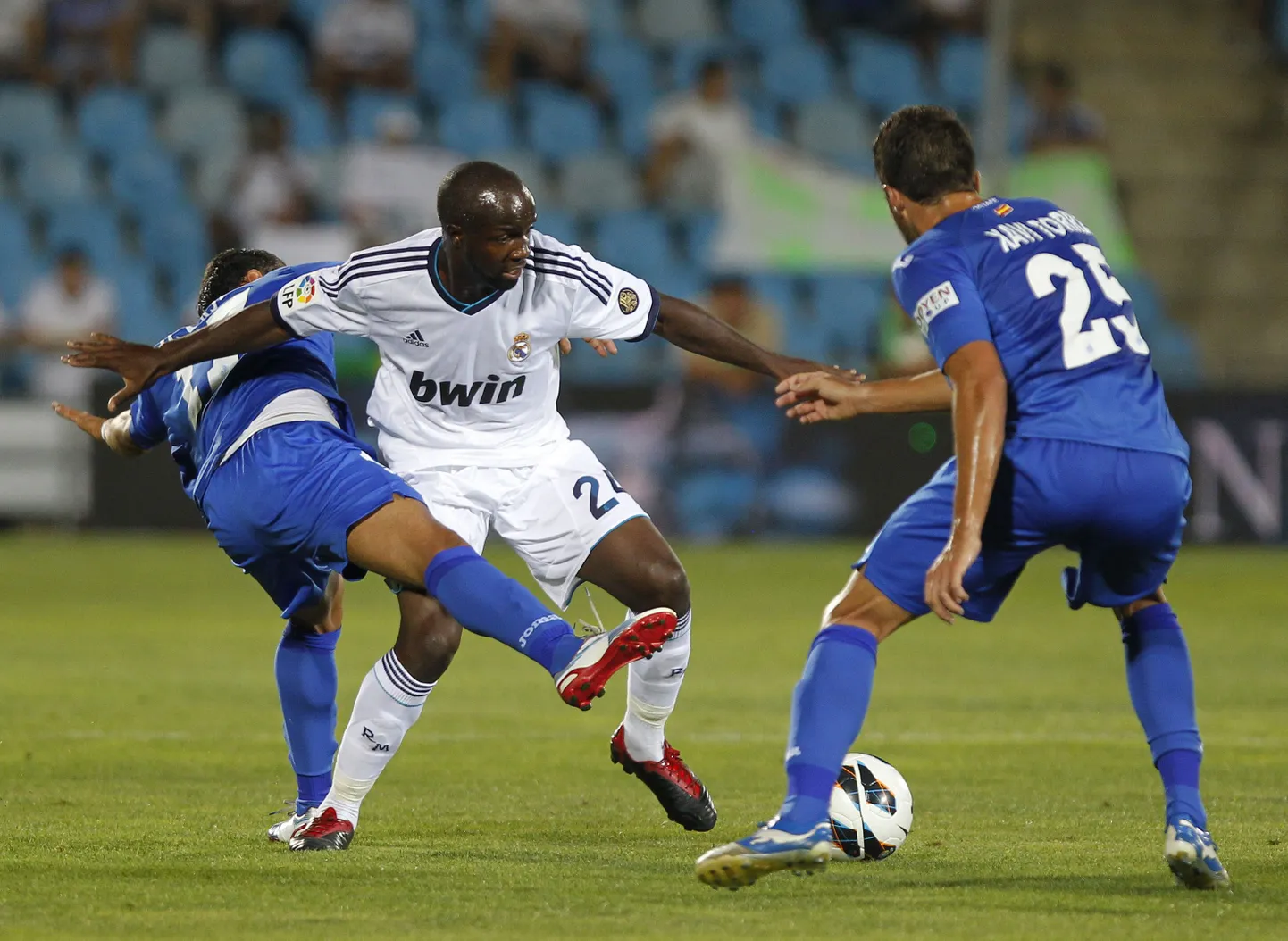 Lassana Diarra (keskel).