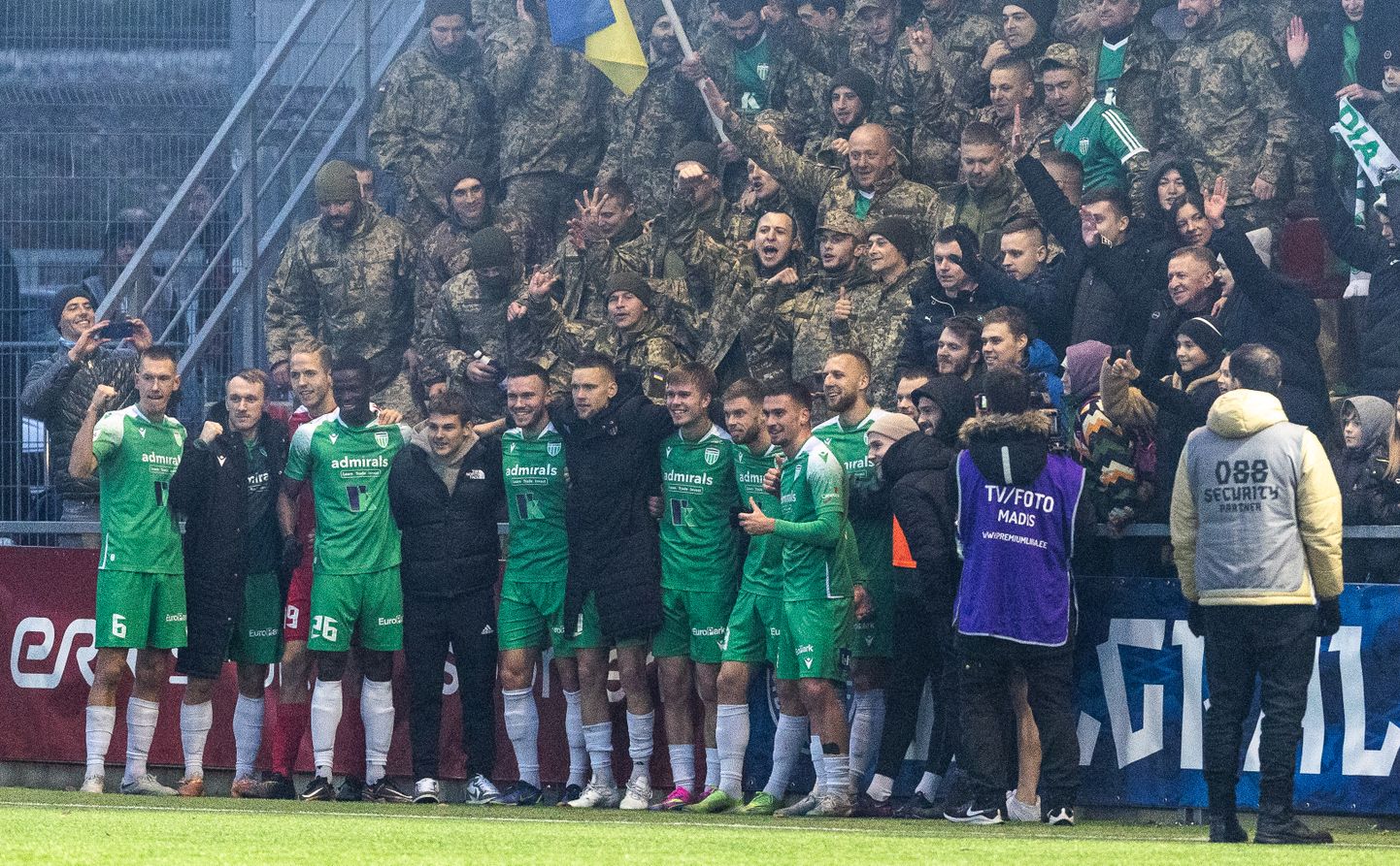 FCI Levadia meeskond tähistab võitu koos fännidega, kelle seas oli ka palju Ukraina sõdureid.