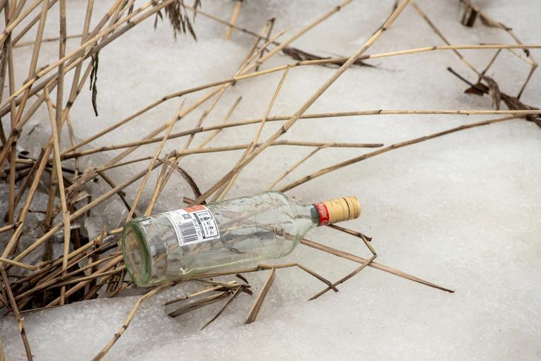 Пустые бутылки валяются на льду в Пярну недалеко от центра города.