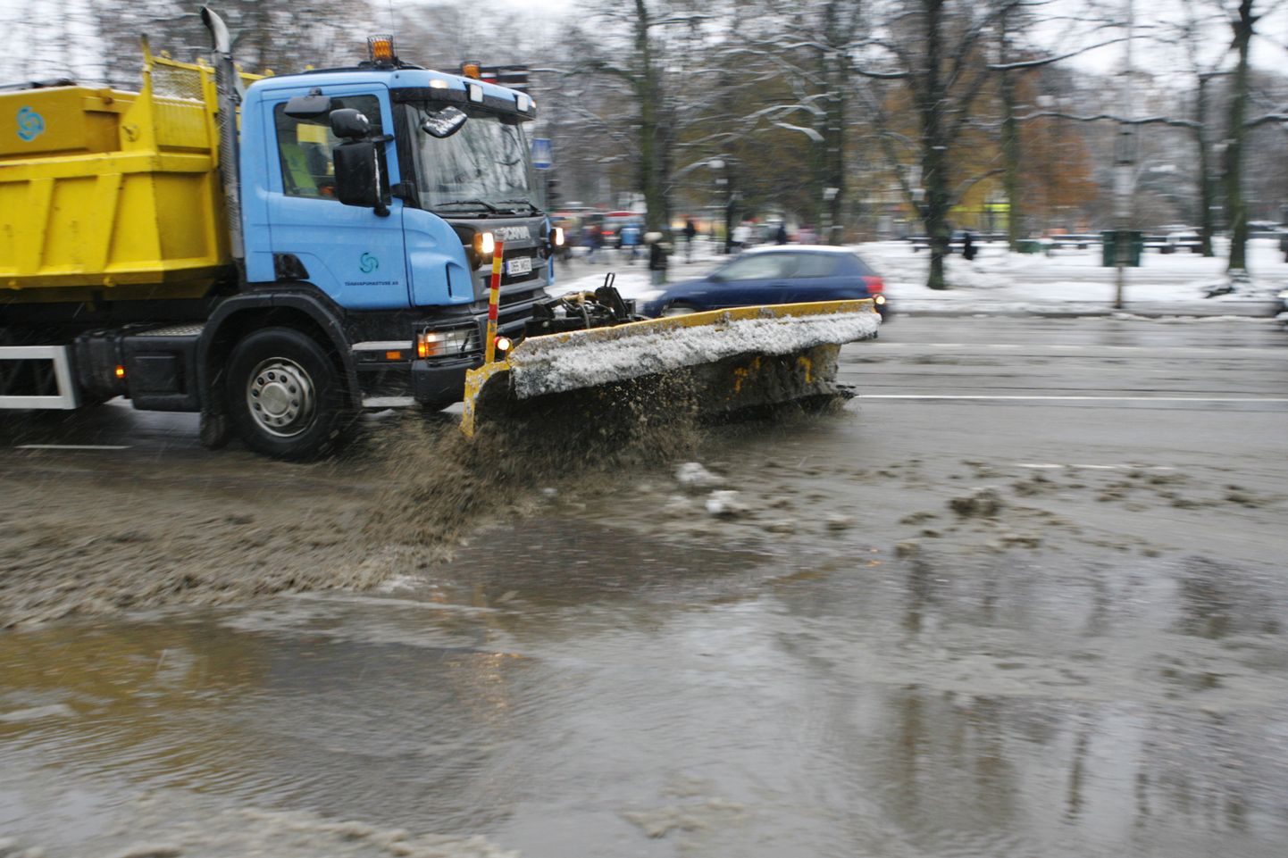 Уборка улиц в Таллинне.