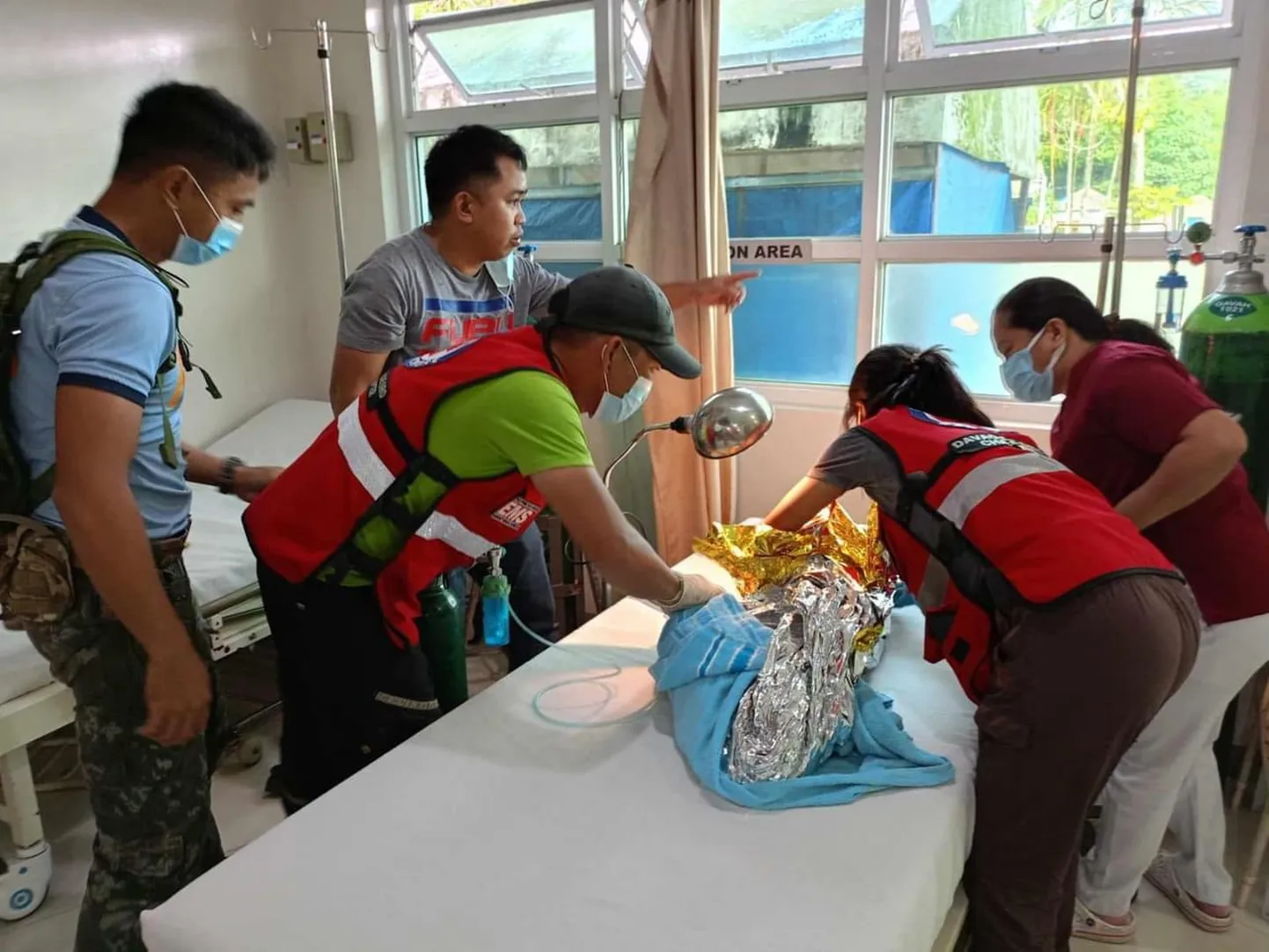 Punase Risti Filipiinide osakonna teatel päästeti 60 tundi rusude all viibinud kolmeaastane laps.