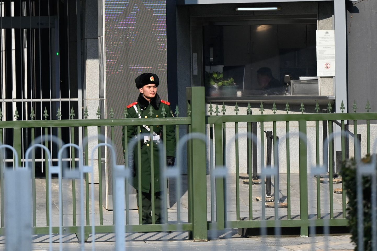 Hiina politseinik Austraalia saatkonna juures Pekingis.