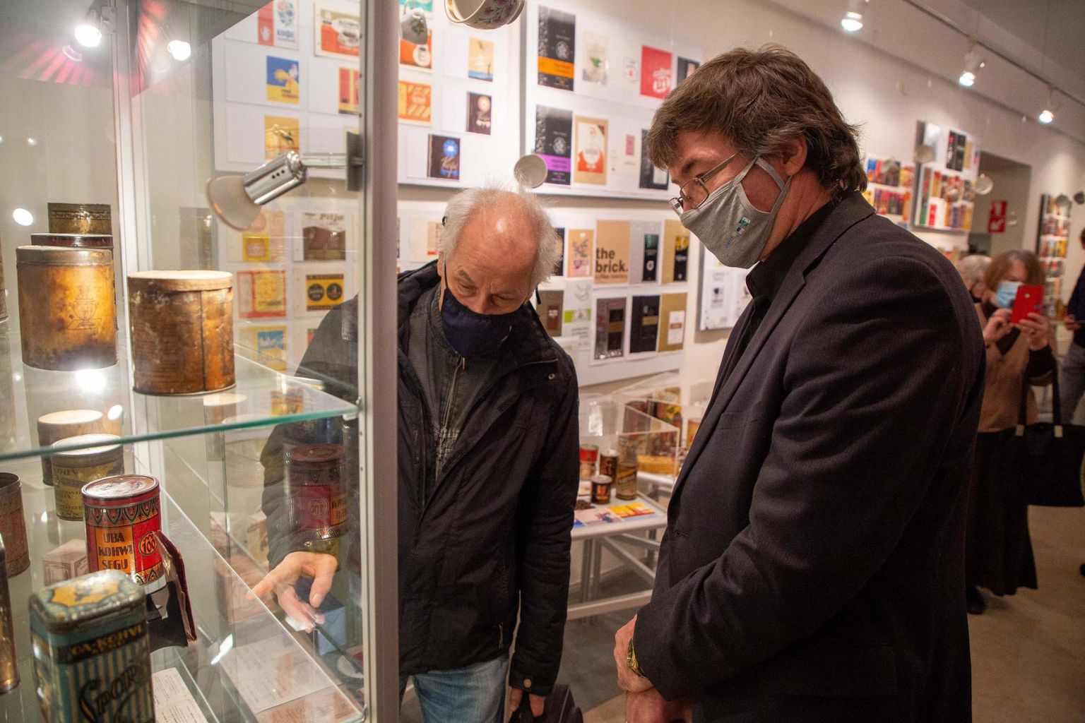 Kunda kollektsionääri Karlo Ehvärti (paremal) tuhande kohvipakendi kõrvale tõi paidelane Tiit Kruusmann näituse tarbeks muuseumi ka mõne huvitavama kohvipurgi oma kogust.