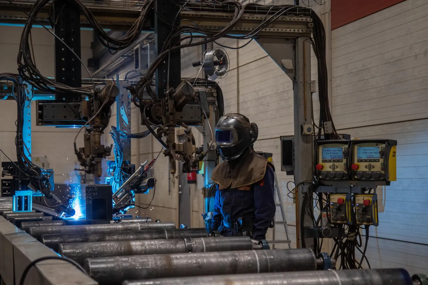 Kui Metest Metalli tootmishoonest üle ukse astuda, jõuab Metest Grupi teise osaühingu Metest Steel angaari, mis tegeleb metallkonstruktsioonide keevitami­sega.