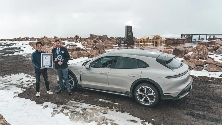 Porsche Taycan Cross Turismo rekordsõit Michigani kaevandusest Pikes Peaki tippu.